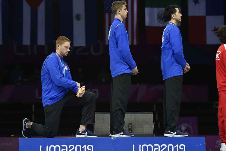 Race Imboden foi o único da equipe de esgrima que protestou no pódio