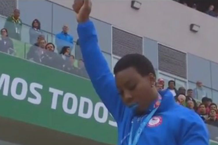 Gwen Berry ergueu o punho em protesto no momento do hino nacional