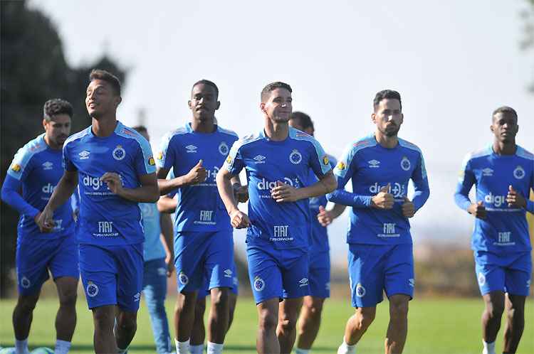 Time titular do Cruzeiro tem sete jogadores acima dos 30 anos: Neves e Cabral estão entre eles