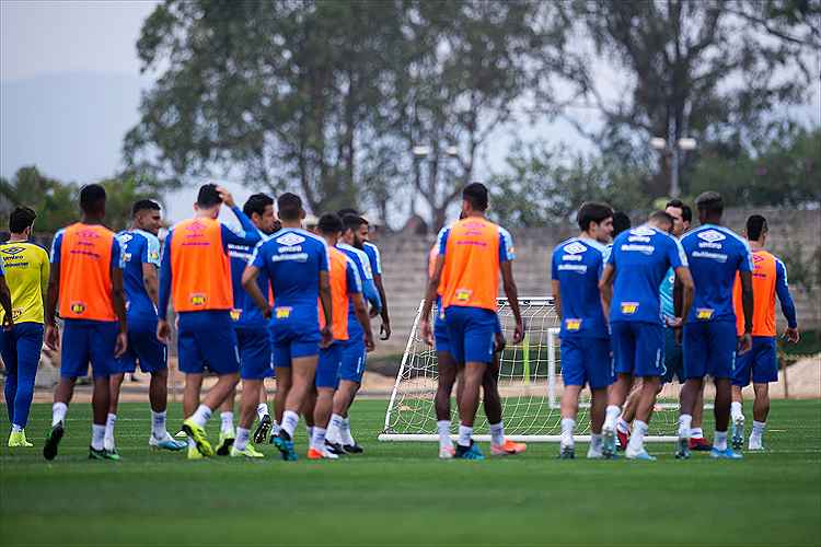 Cruzeiro treinou nesta terça-feira sem zagueiros Dedé e Leo em campo