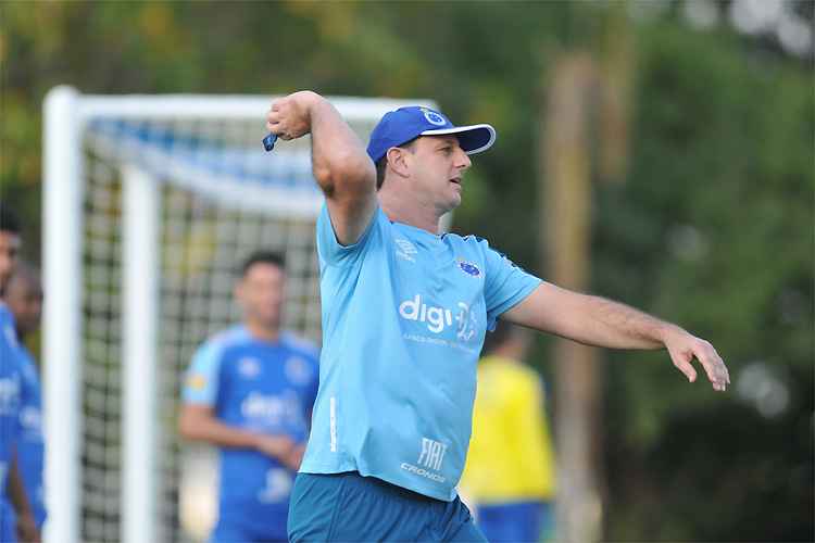 Rogério Ceni tenta implantar novo modelo de jogo no Cruzeiro