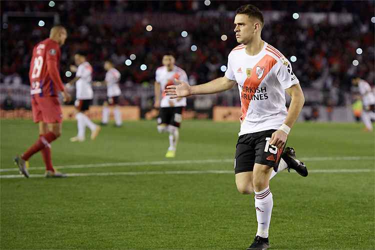 Borré cobrou pênalti e fechou o placar favorável ao River Plate: boa vantagem