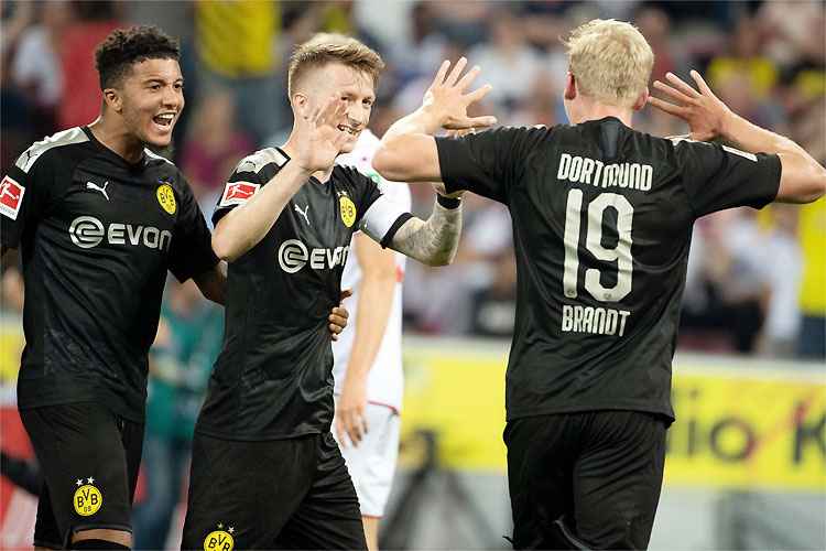 Sancho, Reus e Brandt festejam o gol da virada: vitória e 100% no Alemão