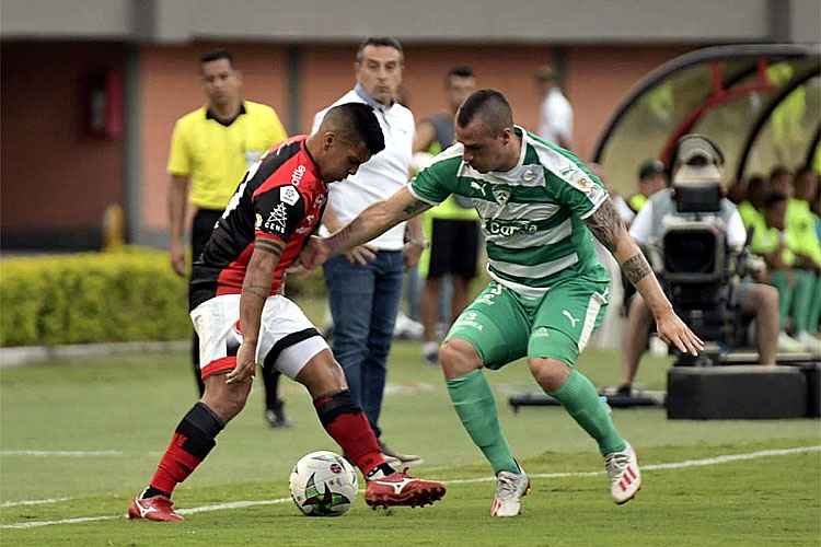 Andrés Correa, lateral-esquerdo de La Equidad, marca adversário na derrota