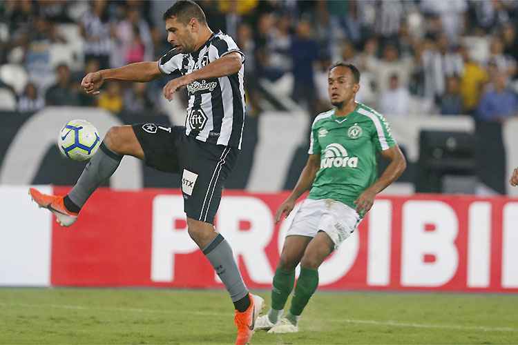 Diego Souza teve oportunidade, mas não conseguiu superar a defesa da Chape