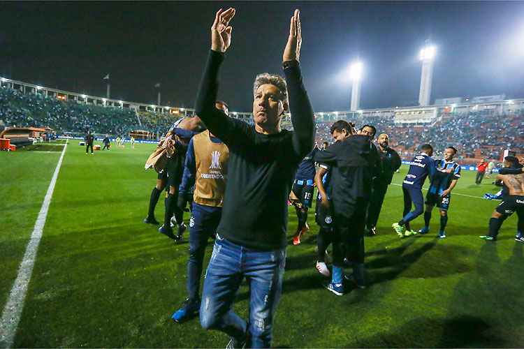 Renato comemorou muito a classificação do Grêmio após virada no Pacaembu