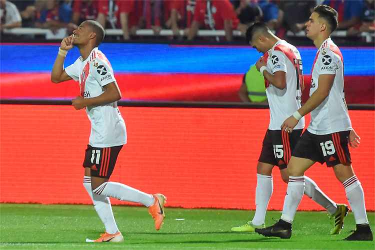 De La Cruz (esq) chegou a ser preso antes do jogo, mas, liberado, fez belo gol