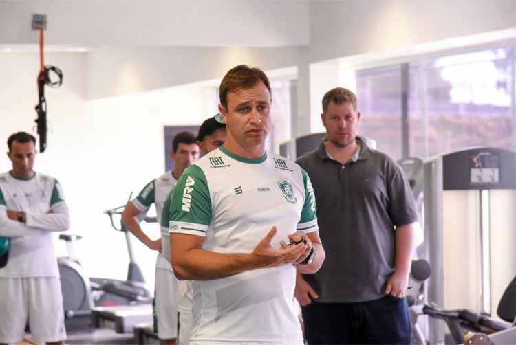 Técnico Felipe Conceição durante conversa com elenco americano na véspera do confronto