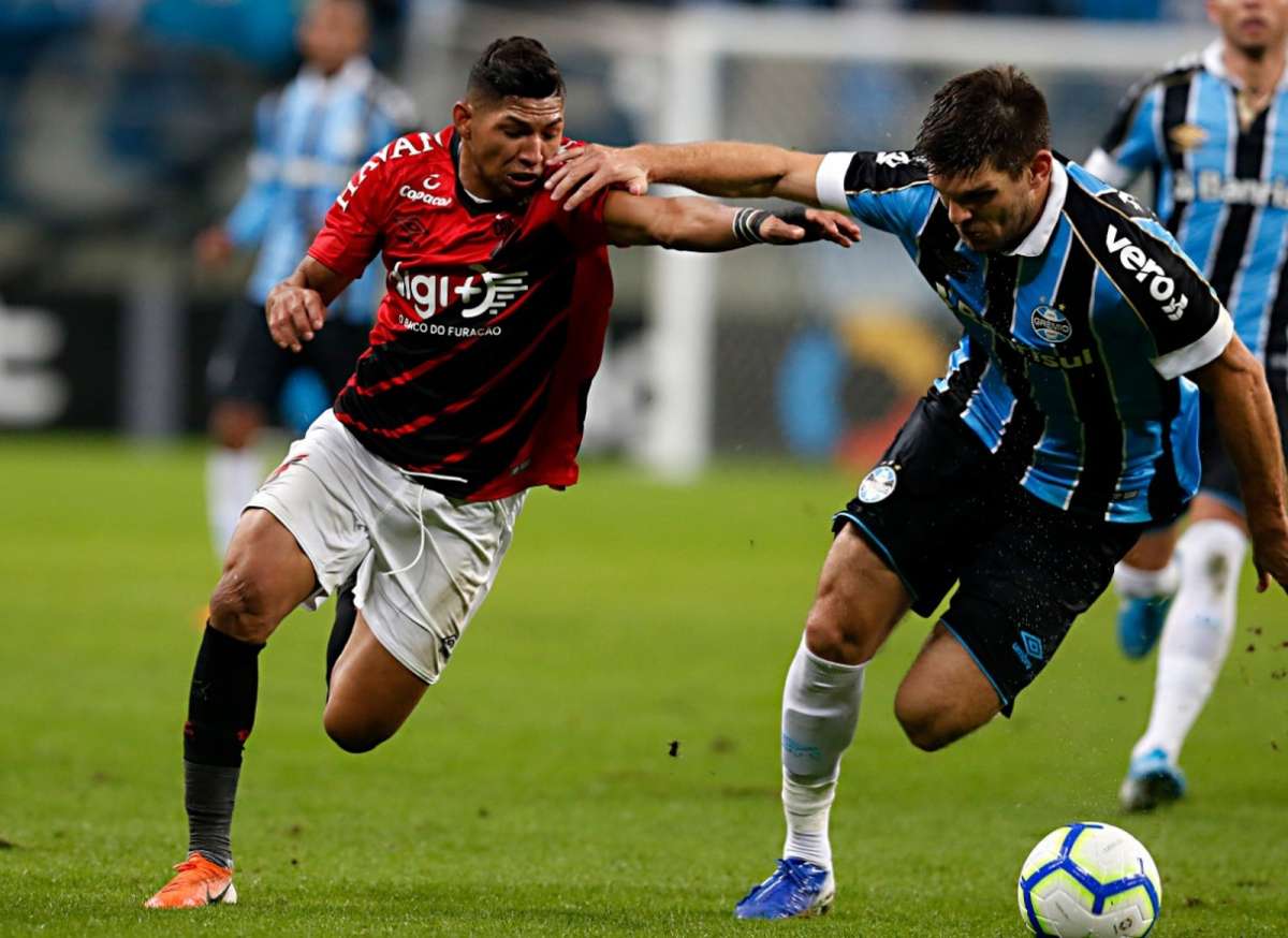 Roni e Kannemann disputam espaço
