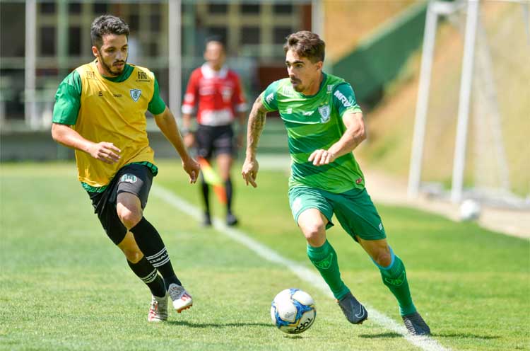 Atacante Neto Berola durante jogo-treino com Internacional de Minas