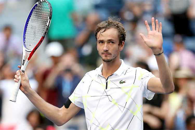 Discreto, Daniil Medvedev festeja vitória por 3 a 1 sobre Stan Wawrinka