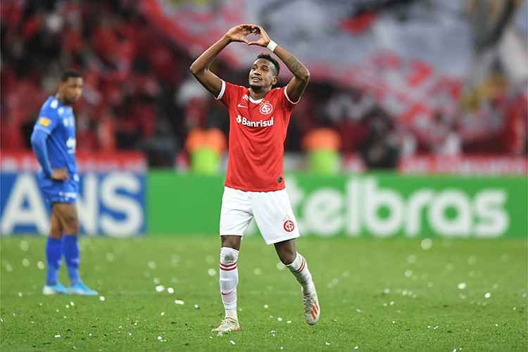 Edenílson marcou o terceiro gol da vitória do Internacional sobre o Cruzeiro