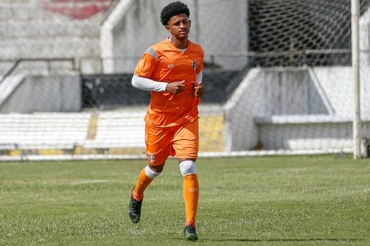 Após subir para os profissionais este ano, Warley disputou 10 partidas pelo time principal