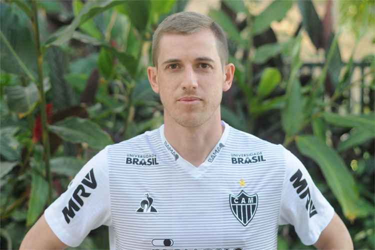 Adilson se aposentou por causa de problemas cardíacos; ex-volante conta as mudanças na vida