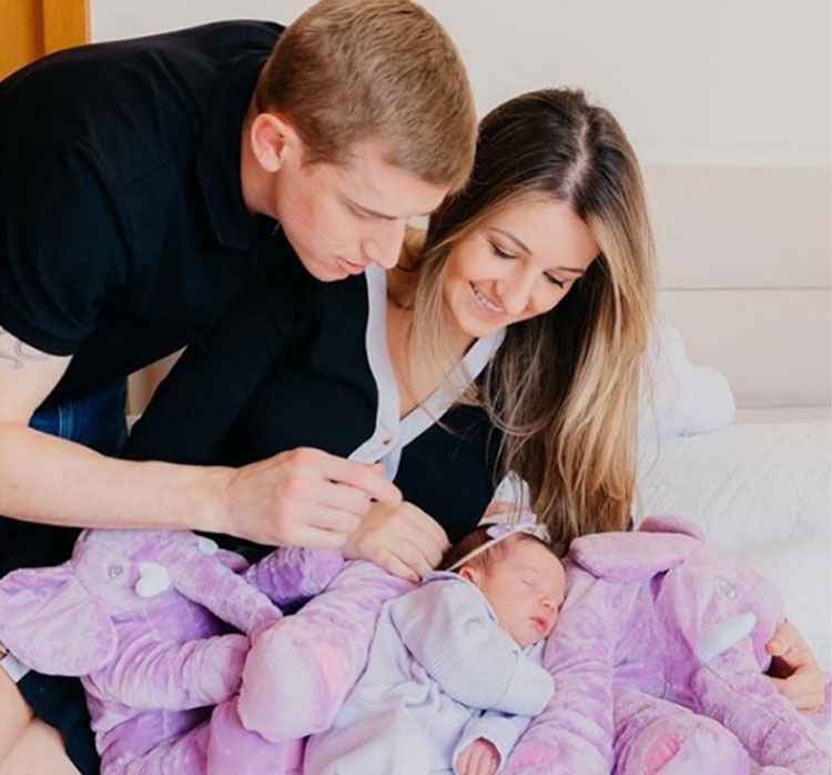 Adilson, a esposa Deisi e Manuela: jogador relata dedicação total à filha