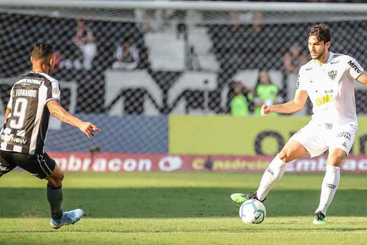 Expulsão de Igor Rabello, ainda na etapa inicial, comprometeu a estratégia atleticana no Rio.