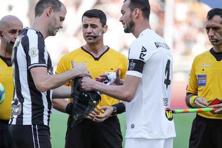 Bráulio da Silva Machado, de Santa Catarina, apitou o duelo entre Botafogo e Atlético