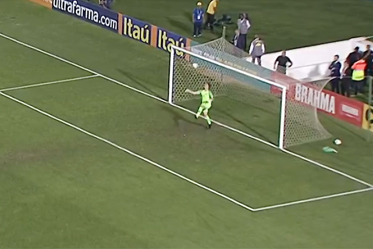 Cleiton mostrou estilo ao dominar no peito bola que veio do meio da rua 
