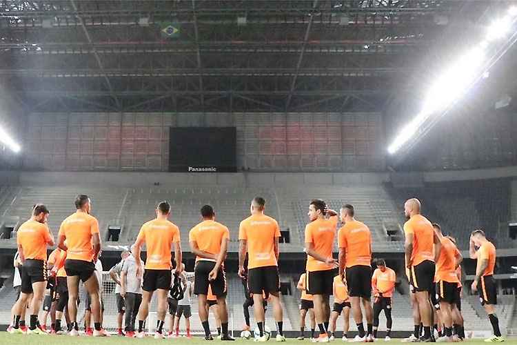 Técnico Odair Hellmann orientou atividade no palco do primeiro jogo da final