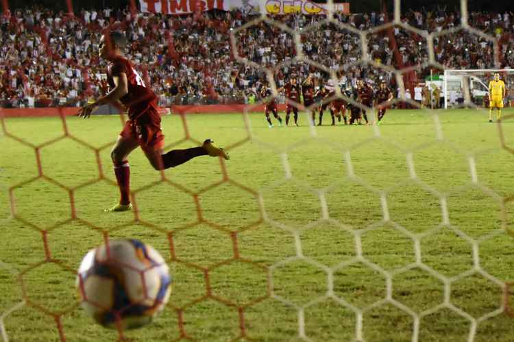 Matheus Carvalho fez 17 jogos e 4 gols no Náutico