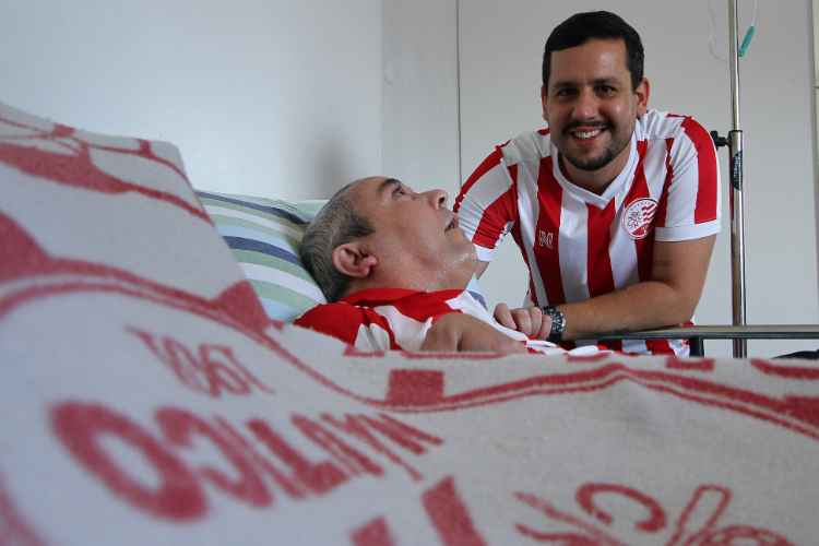 André e seu filho, Filipe Medeiros, comemoram o acesso alvirrubro.