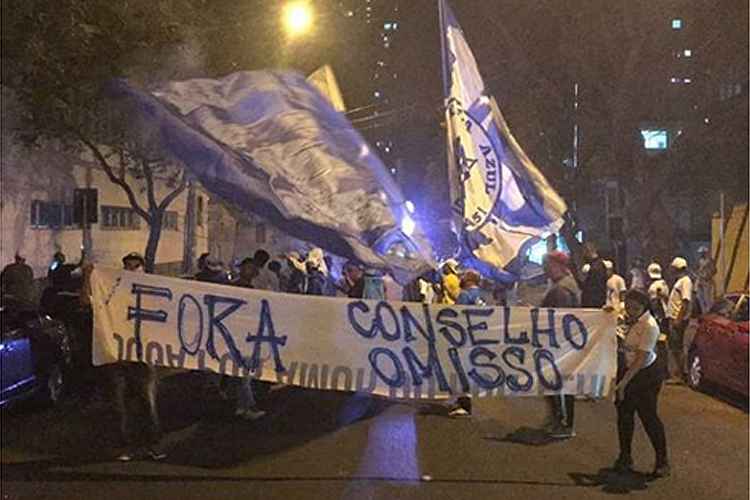 Torcida Máfia Azul protestou em frente a clube social do Cruzeiro, no Barro Preto