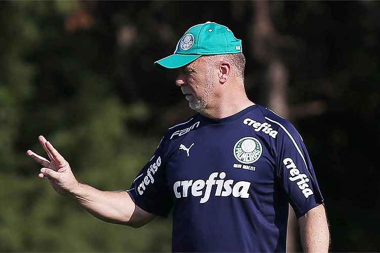 Com boas opções no elenco, Mano Menezes se dá ao luxo de montar time ofensivo