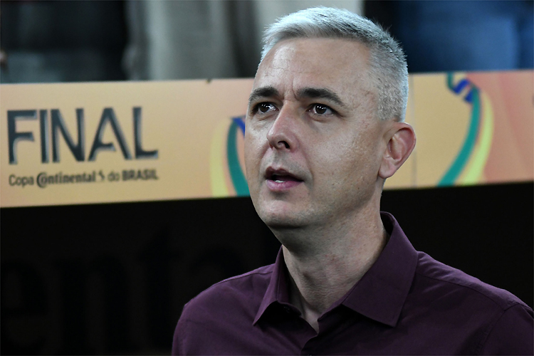 Tiago Nunes comemorou o fato não perder jogadores para volta
