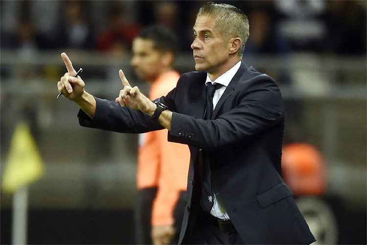 Lyon, do técnico Sylvinho, perdeu a oportunidade de ser o líder na França
