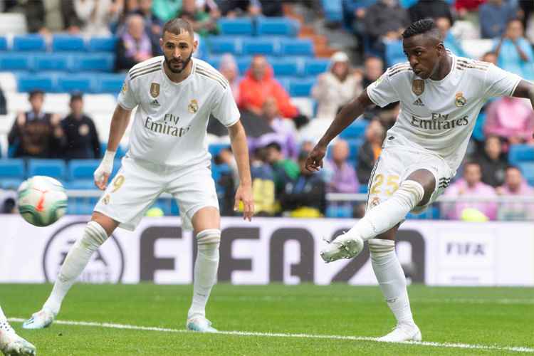Benzema e Vinicius Junior atuaram juntos no ataque do Real Madrid