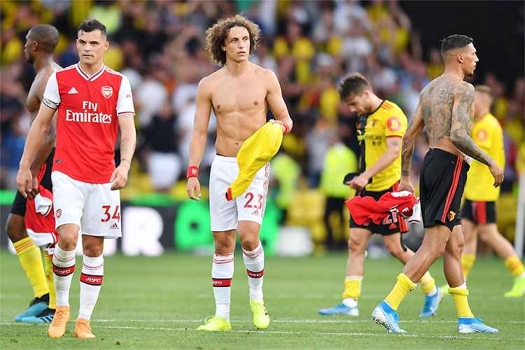 David Luiz deixa o campo frustrado, ao lado dos companheiros, após empate