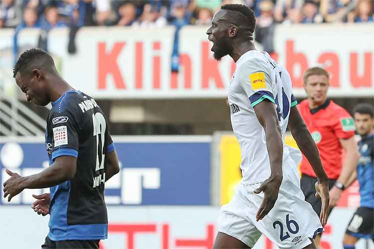 Senegalês Salif Sane festeja gol do Schalke 04: vitória importante fora de casa