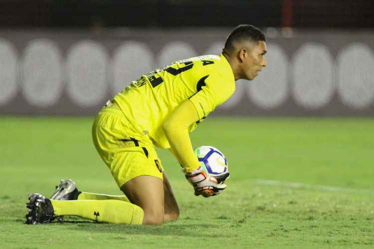 Goleiro falhou na primeira etapa para assustar torcida e tomou frango em chute de Andrigo