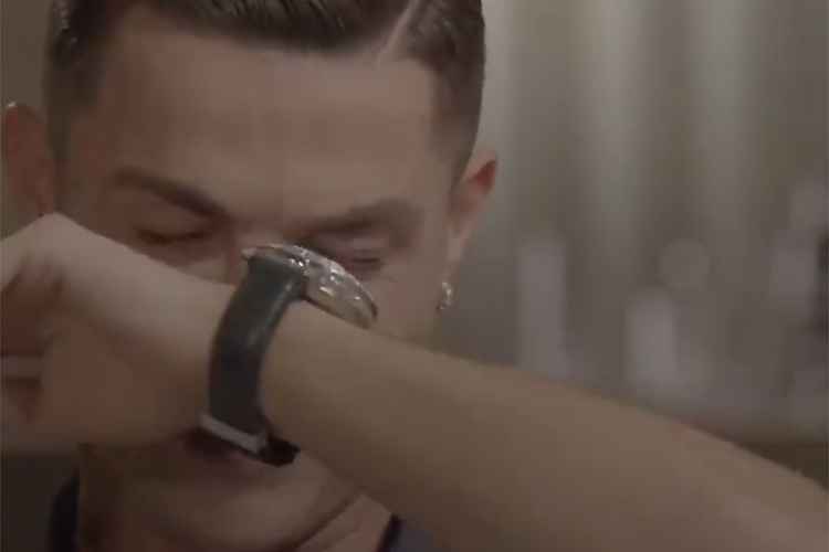 Cristiano Ronaldo chorou durante entrevista ao ver imagem do pai