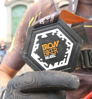 Kaufmann exibe sua terceira medalha do Iron Biker