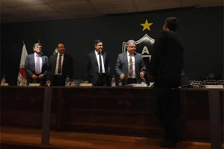 Diretoria conduziu a sessão ao lado do presidente do Conselho, Rodolfo Gropen