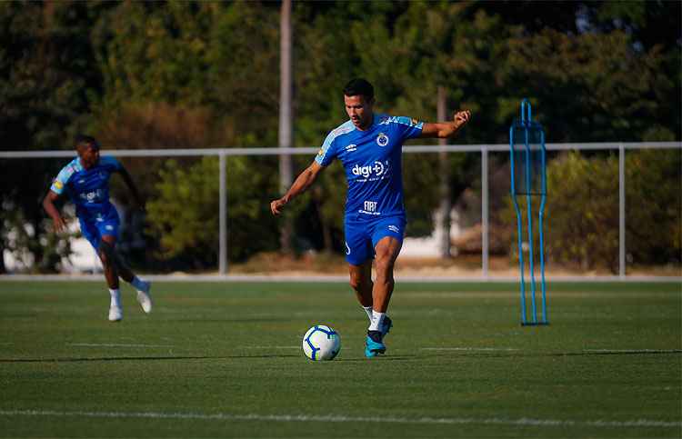 Henrique diverge de Ceni, que em algumas entrevistas disse enxergar Robinho como volante