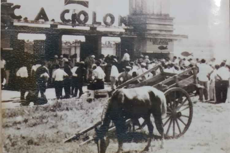 Torcedores chegavam a cavalo para jogos do Colón-ARG