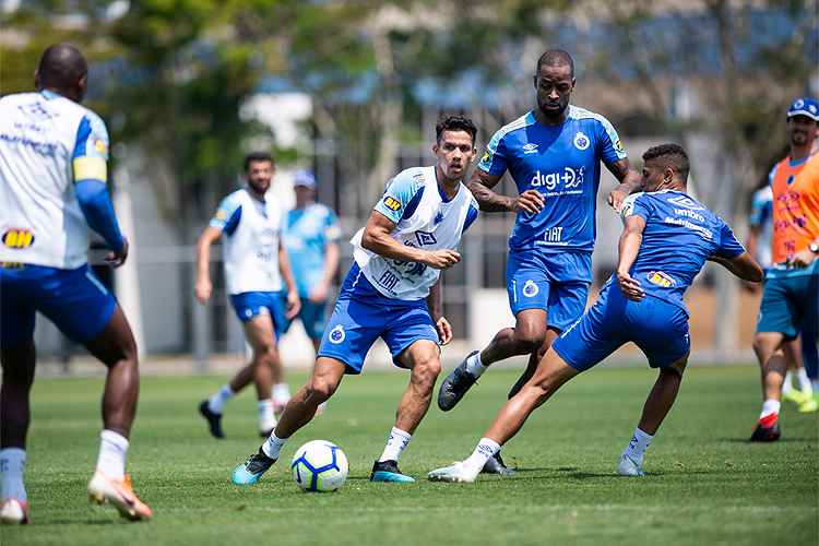 Cruzeiro treinou na manhã desta sexta-feira, na Toca da Raposa II