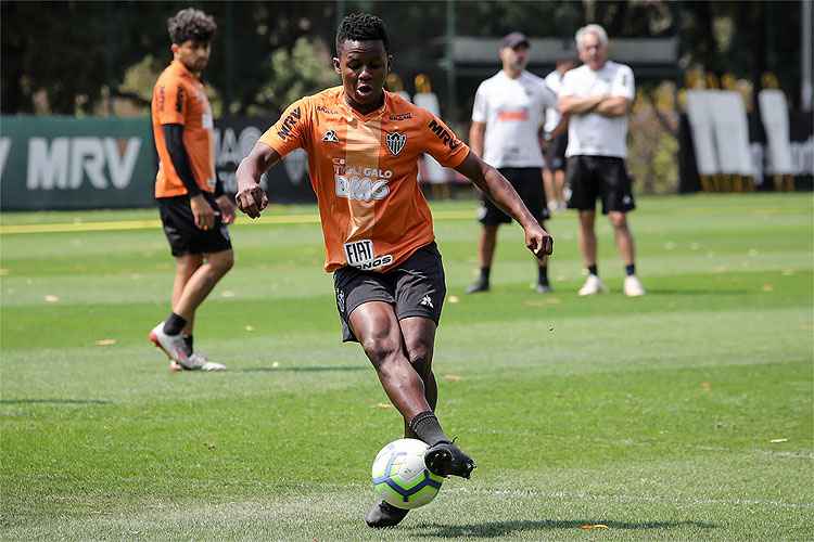 Cazares viajou com o grupo e deve ser titular no duelo contra o Avaí