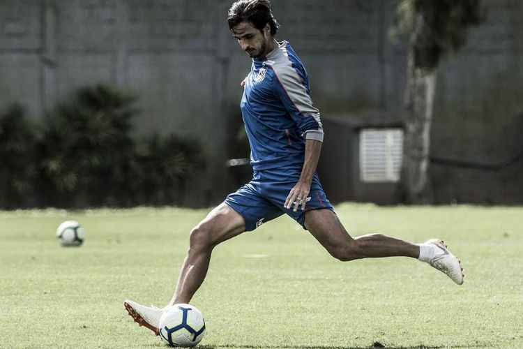 Bryan Ruiz segue só treinando no Santos