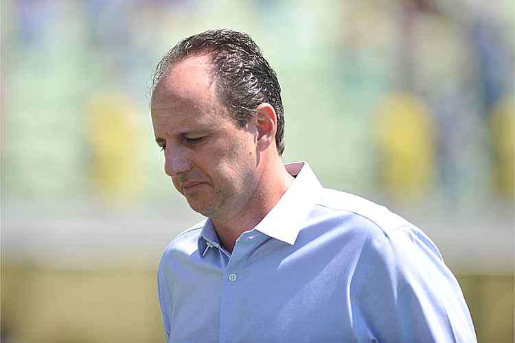 Rogério Ceni precisa fazer o time evoluir no Brasileiro