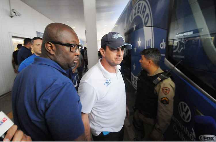 Rogério Ceni recebeu apoio de torcedores no desembarque e logo entrou no ônibus do clube