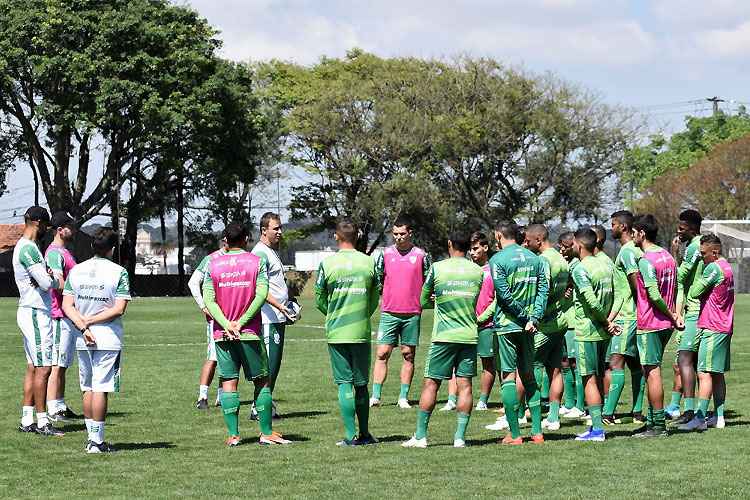 Felipe Conceição orienta grupo no treino em Curitiba: foco no posicionamento