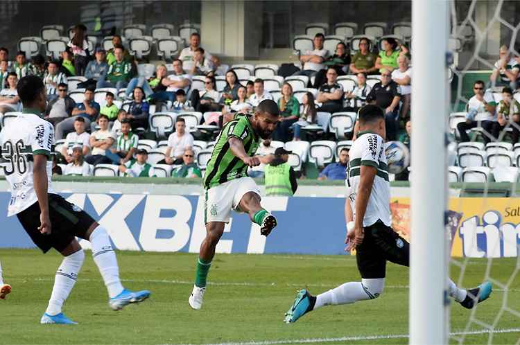 Coelho pressionou Coritiba até o final, mandou bola no travessão, mas amargou derrota