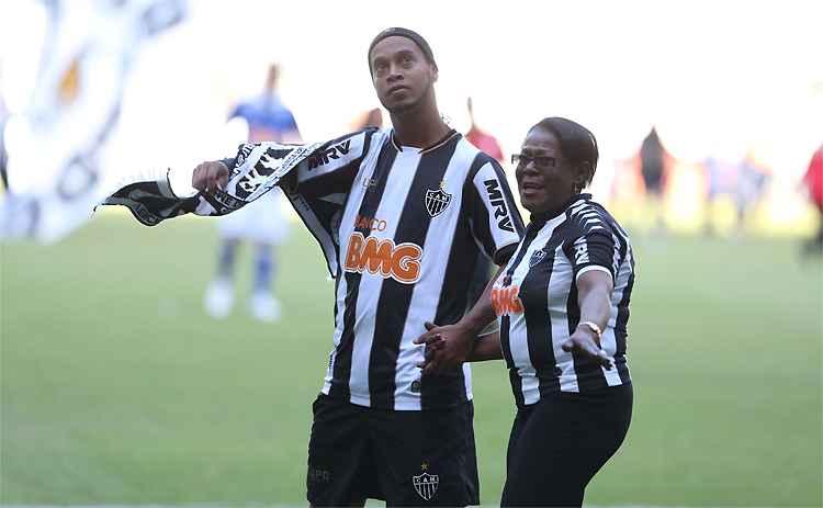 Em 2013, já curada, Dona Miguelina foi saudada pela torcida em jogo do Atlético no Horto