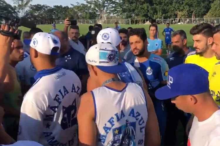 Membros da Máfia Azul invadiram treino do Cruzeiro nesta terça-feira