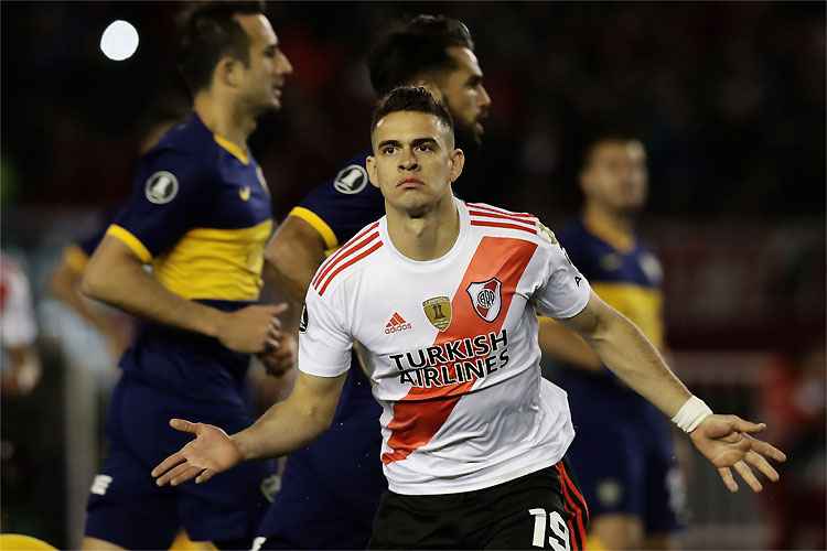 Borré cobrou pênalti e abriu o placar para o River Plate diante do arquirrival