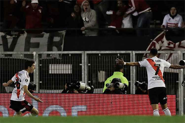 Ignacio Fernández (esq) escora para as redes e define a boa vantagem do River