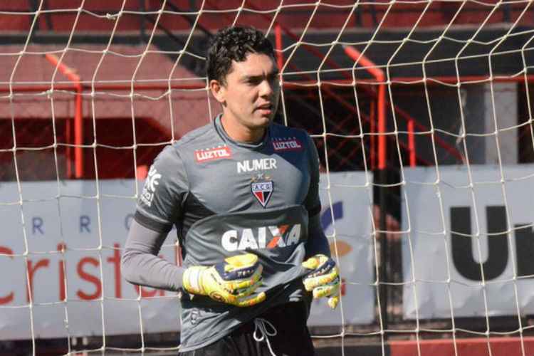 Goleiro de 31 anos chega como terceira opção no elenco do Sport